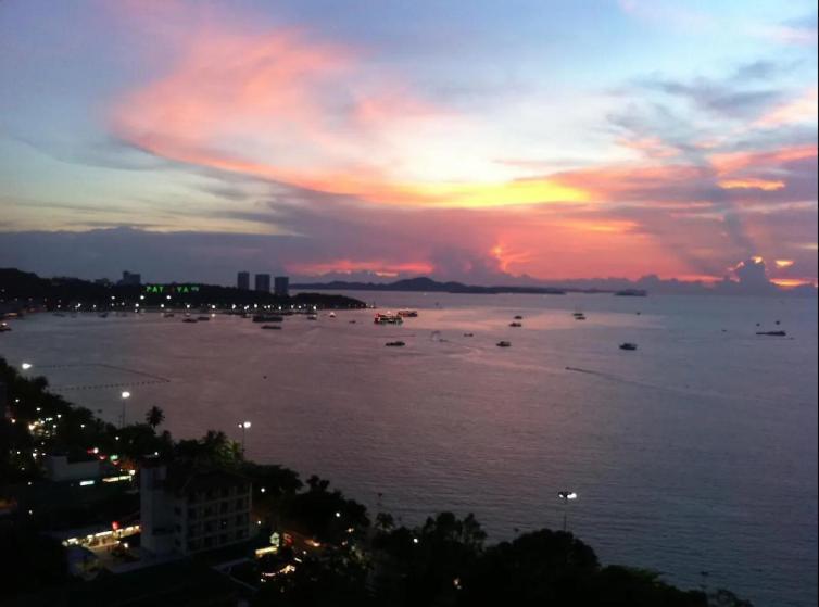Central Pattaya - Sea View Large Balcony Condo With Infinity Pool المظهر الخارجي الصورة